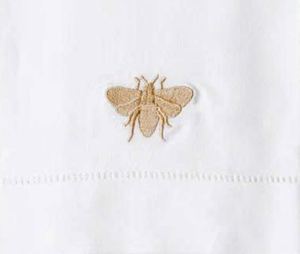 Toalla de invitado clásica de algodón blanco hecha a mano al por mayor, servilleta de té con abeja dorada bordada personalizada, lavable a máquina para el hogar, hoteles y bodas - Product Image 2