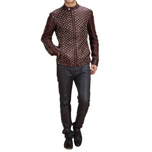Blouson en cuir clouté marron pour homme 2026, style punk rock motard avec rivets métalliques, coupe ajustée et fermeture éclair frontale - Product Image 6
