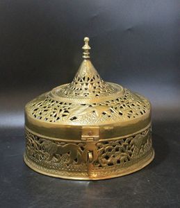 Boîte à cricket en laiton de qualité supérieure pour un style culturel et une décoration intérieure traditionnelle, avec une forme ovale et un fermoir décoratif. - Product Image 1