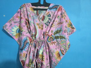 Vestido Kaftán con Estampado Floral Rosa para Mujer, Talla Única, Estilo Bohemio para la Playa o Fiestas de Verano, Cuello en V, Manga Media, 48 Pulgadas de Largo - Product Image 3