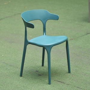 Silla de Plástico Estilo Toro de Color Azul - Una Silla Eficiente, Compacta y Colorida para una Noche en el Jardín - Product Image 1