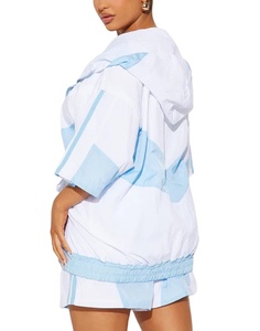 Ensemble short coupe-vent léger d'été pour femme avec logo personnalisé, 100 % polyester, boutons unis, patchs gris entièrement brodés - Product Image 2