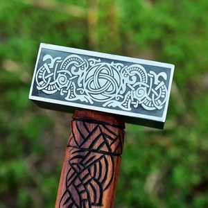 Martillo de Acero al Carbono Forjado a Mano de Grado Industrial, Grabado con Diseño Vikingo, Mango de Madera, Personalizable OEM, Fabricado por Edge Master - Product Image 6