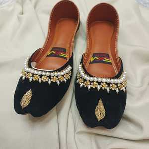 Chaussures Khussa indiennes pakistanaises Punjabi faites à la main pour femmes, plates, antidérapantes et confortables, disponibles en gros pour filles. - Product Image 3