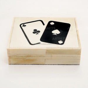 Boîte à cartes à jouer en résine et os avec jeu de cartes Tash pour adultes - Product Image 1