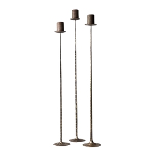 Ensemble élégant de deux porte-bougies en aluminium poli doré de style vintage pour la décoration de la table à manger et l'aménagement d'événements - Product Image 5