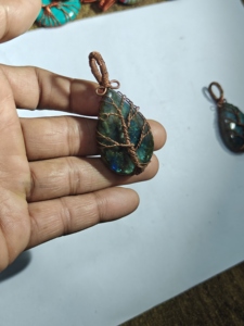 Pendentif Arbre de Vie Fait Main en Fil de Cuivre Enroulé avec Pierre Verte, Collier Bohème, Breloque, Fourniture Artisanale pour la Fabrication de Bijoux - Product Image 3