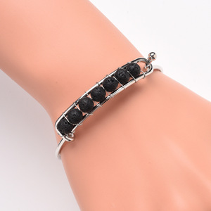 Bracelet manchette ouvert unisexe tendance Hemasa Fashions en acier inoxydable plaqué argent avec perles en pierre naturelle serties en canal - Product Image 4