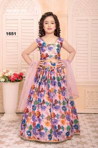Hermoso y a la moda conjunto de lehenga, blusa y dupatta para niños, de alta calidad, en tela chinon con estampado y bordado, proveedor de Surat. - Product Image 4