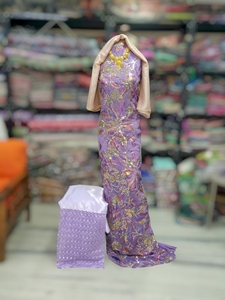 ชุดเดรสลูกปัดลายลาเวนเดอร์แบบฟรานซาวี ดีแรค พร้อมลายปักดอกไม้สีทองและผ้าคลุมไหล่เข้าชุด |   เสื้อผ้าโซมาเลียสุดหรู - Product Image 1