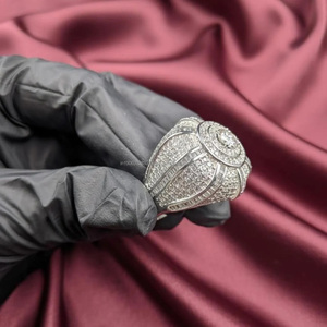 Anillo de compromiso de lujo con diamantes de moissanita helada, de plata de ley 925 con baño de rodio, estilo hip hop, con diseño de racimo, ideal para regalo. - Product Image 5