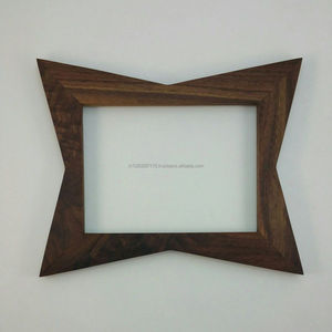 Marco de fotos de madera estilo vintage que ofrece una textura envejecida que atrae a los amantes del diseño retro y nostálgico del hogar. - Product Image 1
