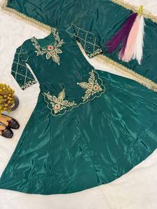 Salwar Kameez brodé vert pour enfants, tenue indienne pakistanaise, dupatta à franges, robe de fête de mariage - Product Image 3