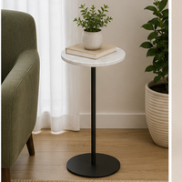 Table d'appoint ronde moderne avec plateau en marbre et structure en métal noir, mobilier de salon minimaliste contemporain, accent décoratif