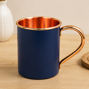Taza de cobre azul mate de lujo con exterior azul mate premium contrastado con un interior y borde de cobre pulido, moderna. - Product Image 1