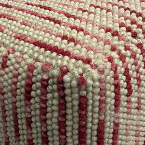 Pouf a cubo in tessuto con Zoey marrone - Product Image 2