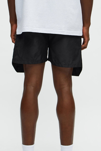 Shorts en satin noir pour homme avec fermetures éclair latérales, taille mi-haute, cordon de serrage, séchage rapide, style décontracté - Product Image 4