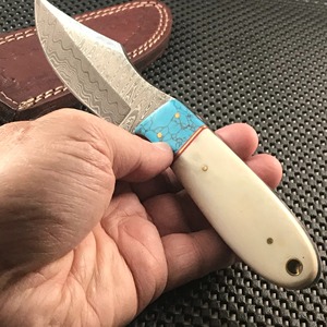 Cuchillo de caza y camping hecho a mano de grado industrial con hoja de punta caída, filo recto, acero de Damasco y mango de cuerno con cuero. - Product Image 4