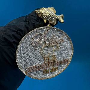 Colgante Medallón Redondo con Logotipo Personalizado, Chapado en Oro sobre Plata de Ley 925, con Diamantes de Moissanita, Estilo Hip Hop - Product Image 1