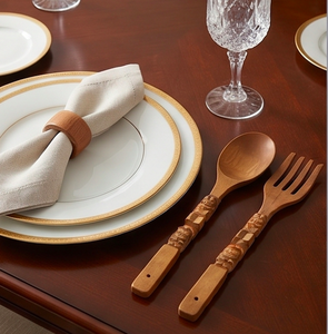 Juego de cuchara y tenedor de madera hechos a mano con mangos tallados tradicionales, cubiertos ecológicos para uso en camping. - Product Image 4