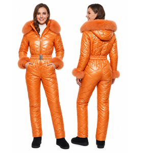 Traje de esquí acolchado personalizado para mujer, de una pieza, para invierno, con capucha de piel sintética, cintura con cinturón, cremallera completa, tipo puffer. - Product Image 2