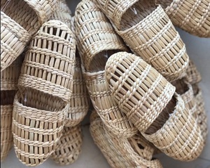 Chaussons artisanaux vietnamiens en jacinthe d'eau, chaussures en fibres naturelles tressées pour usage intérieur et domestique, vente en gros - Product Image 5