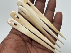 Ensemble d'aiguilles à tricoter et de lucets en os faits à la main – Outils traditionnels pour le tissage, le tricot et le crochet - Product Image 5
