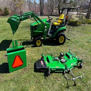 Tractor John Deere 1025R Usado con Cargador y Opción de Segadora, Tamaño Compacto, Motor Diésel de 35HP, 4x4, Pocas Horas de Uso, Alto Rendimiento - Product Image 4