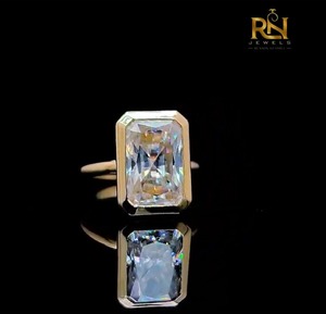 Bague solitaire en or massif avec diamant de laboratoire taille radiant 2 carats, sertie clos, pour fiançailles, bijoux fins modernes |   Bagues en diamant en gros - Product Image 2