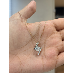 Exclusivo Collar con Colgante de Barra de Diseño en Oro de 14K QUBE STAR con Diamante Cultivado en Laboratorio de Corte Radiante de 1.05 Ct, Geométrico y Fino - Product Image 4