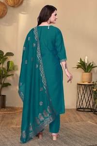 Conjunto de kurta de tela romana bordada para fiesta con dupatta a juego y pantalones de seda romana. Disponible en dos colores. - Product Image 6