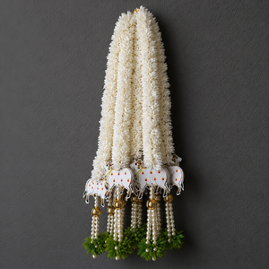 Guirnalda Decorativa Blanca con Diseño de Vaca Gopala, Flores de Mogra y Borlas de Perlas para Janmashtami, Pooja, Decoración de Puerta de Mandir, Venta al por Mayor - Product Image 1