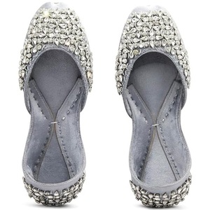 Calzado Tradicional Punjabi de Alta Calidad con Pedrería y Bordado Gota, Estilo Elegante y Moderno para Mujer - Product Image 6