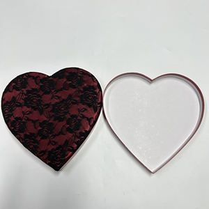 Caja de Regalo de Boda con Forma de Corazón, Personalizada con Encaje Rojo Elegante y Listón - Product Image 5