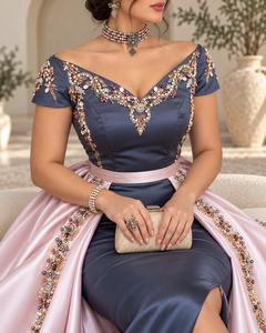 Robe de mariée algérienne maxi élégante bleu ardoise avec col en V, broderies de perles et de cristaux, surjupe en satin rose poudré et manches courtes - Product Image 6