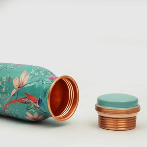 Bouteille d'eau décorative en cuivre de qualité supérieure, idéale pour les boutiques et les cadeaux, motif oiseau et fleur, en vente - Product Image 3