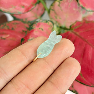 Colgante de Calcedonia Natural Aqua con Forma de Pez, Tallado a Mano, Amuleto de Piedra Preciosa, Colgante de Joyería Oceánica con Engaste de Oro, Regalo para Mujer - Product Image 3