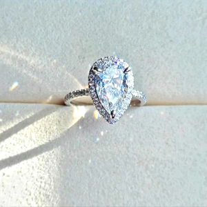 Bague en or 18 carats avec diamant de 2 carats de taille poire cultivé en laboratoire, clarté VS1 - Product Image 1
