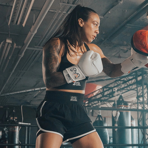 Conjunto de Uniforme de Boxeo Personalizado para Mujer, Blanco y Dorado, Sujetador Deportivo y Pantalones Cortos Estilo Falda, Equipo Profesional de MMA y Muay Thai - Product Image 1