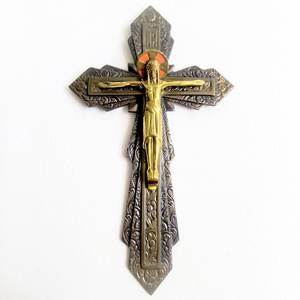 Boîte à croix vintage en laiton faite à la main pour le rangement de bijoux chrétiens, de chapelets et de souvenirs, et pour une présentation décorative élégante - Product Image 1