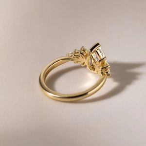 แหวนเพชรทรงลูกแพร์ 1.20 กะรัต เพาะเลี้ยงในห้องปฏิบัติการ ประดับด้วยเพชรทรงมาร์คีส์ด้านข้าง ทองคำขาว 14K ขายส่ง - Product Image 2