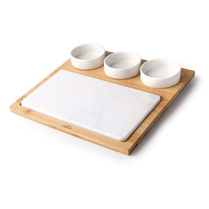 Vassoio da portata in bambù con tagliere in marmo e tre ciotole in ceramica - Product Image 1