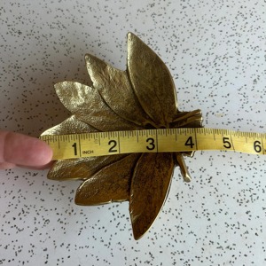 Magnifique plateau en laiton en forme de feuille, idéal pour organiser les bijoux, pour la présentation et les cadeaux, plateau décoratif en métal, fabriqué à la main en Inde. - Product Image 2