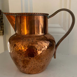 Carafe à eau en cuivre martelé avec corps large et poignée classique pour la cuisine, la salle à manger et la restauration, vente en gros depuis l'Inde - Product Image 1