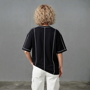 เสื้อยืดลำลองแขนสั้นผ้าฝ้ายแท้ 100% คุณภาพสูง แบบ OEM/ODM ปักลายปะติด แต่งขอบด้วยผ้าถักตัดสี - Product Image 2