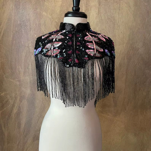Cape en satin élégante sur mesure avec perles brodées à la main, longueur courte luxueuse pour les clients de boutiques et les revendeurs de vêtements pour le printemps - Product Image 1