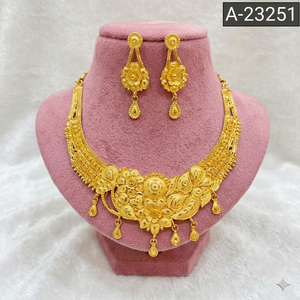 ชุดเครื่องประดับอินเดียสุดหรูจาก MOLL JEWELLERS ชุบทอง 24K ประดับเพชรซิร์คอนรูปดอกไม้ สร้อยคอพร้อมต่างหูสำหรับผู้หญิง เหมาะสำหรับงานหมั้น งานแต่งงาน และงานเลี้ยง - Product Image 2