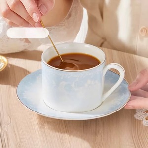 Ensemble tasse et soucoupe à café en céramique, couleur pastel minimaliste, embossé, avec bord doré et finition effet nuage ou marbré - Product Image 4