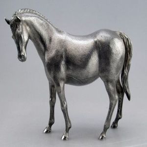 Sculpture de cheval en aluminium coulé fini à la main, statue d'équidé métallique noble, accent décoratif pour intérieurs élégants - Product Image 4