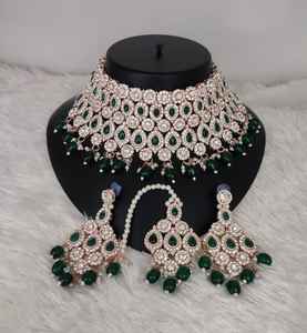 Exquisito Conjunto de Joyería Nupcial Chapado en Oro Rosa con Aleación y Piedras de Zirconia: Collar Gargantilla, Pendientes y Maang Tikka para Bodas y Fiestas - Product Image 2